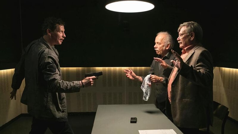 SENDER: ARD – SENDETITEL: Rentnercops, Folge 21 – UNTERTITEL:  Liebesspieler – CAPTION:  ARD RENTNERCOPS, FOLGE 21, „Liebesspieler“, am Mittwoch (15.02.17) um 18:50 Uhr im ERSTEN..Während des Verhörs gelingt es dem Bankräuber Lutz Michel (Gerdy Zint, l.), Edwin (Tilo Prückner, 2.v.r.) und Günter (Wolfgang Winkler, r.), in der Wache als Geiseln zu nehmen..© ARD/​Kai Schulz, honorarfrei – Verwendung gemäß der AGB im engen inhaltlichen, redaktionellen Zusammenhang mit genannter ARD-Sendung bei Nennung „Bild: ARD/​Kai Schulz“ (S2). ARD-Programmdirektion/​Bildredaktion, Tel: 089/​5900⁠–⁠23534, Fax: 089/​550⁠–⁠1259, bildredaktion@DasErste.de – Bild: ARD/​Kai Schulz