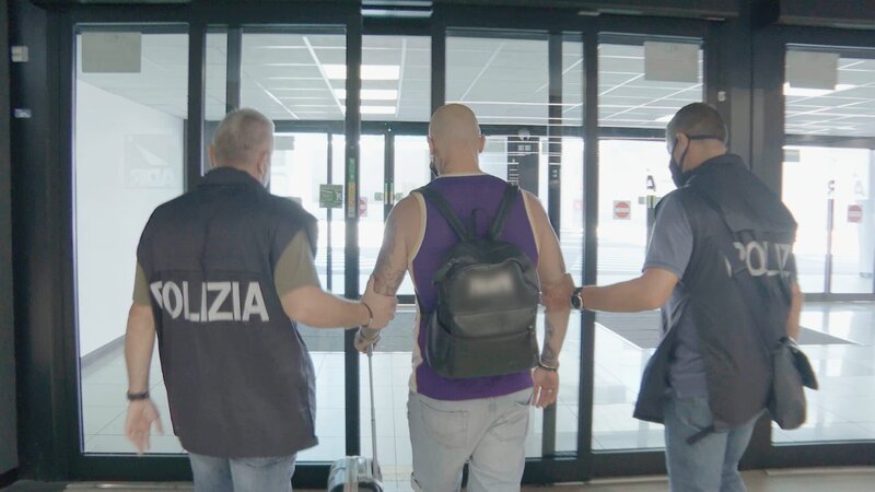 Officers lead the man to patrol. He could face a minimum sentence of 6 years in prison. – Bild: National Geographic Officers lead the man to patrol. He could face a minimum sentence of 6 years in prison. – Bild: National Geographic