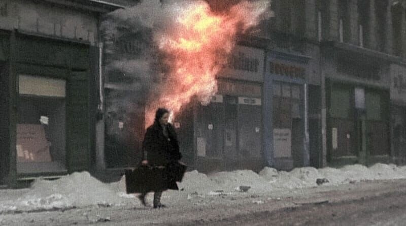 SCREEN GRAB: Frau auf der Flucht vor den letzten Kämpfen zwischen der Roten Armee und der Deutschen Wehrmacht. Berlin, April 1945. – Bild: port.cz