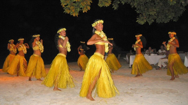 Auftritt von Kevins Tanzgruppe in einem der Luxushotels auf Bora Bora. – Bild: NDR/​attention! films/​Martin Uhrmeister