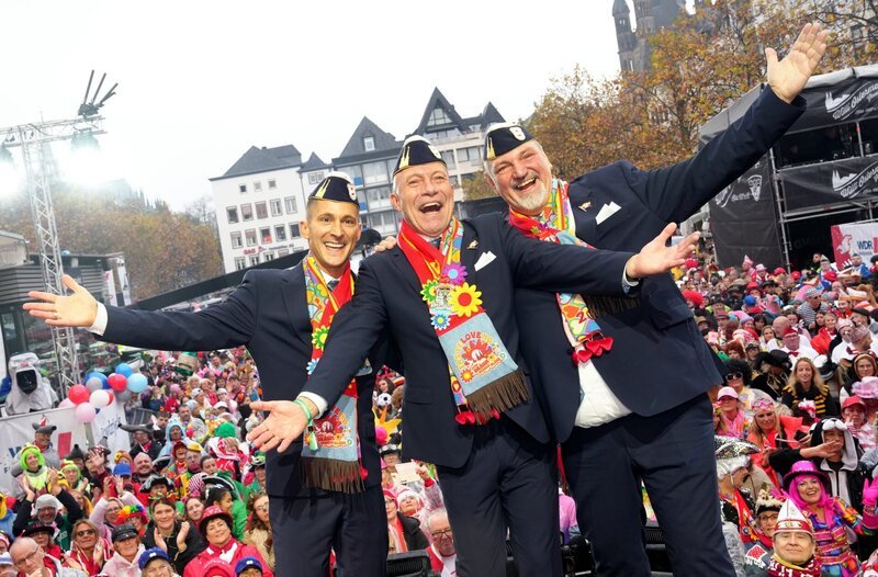 Das Kölner Dreigestirn 2025, v.l.n.r.: Rene Kloever als Prinz Rene gemeinsam mit Michael Samm als Bauer Michael und Hendrik Ermen als Jungfrau Marlis. – Bild: WDR/​ddp/​FlashPic