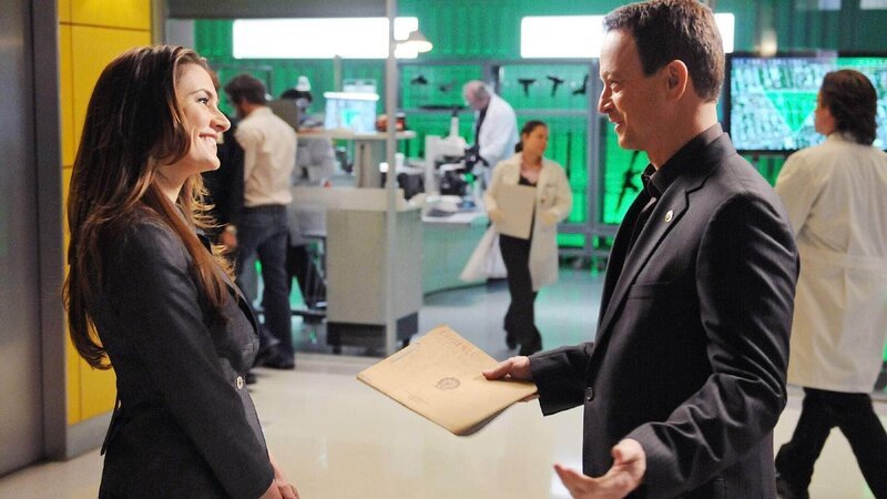 Das Gespräch zwischen Aubrey Hunter (Mädchen Amick) und Detective Mac Taylor (Gary Sinise) entpuppt sich als positiv für die Ermittlungen: Sie hat an der Leiche eine höchst interessante Entdeckung gemacht. – Bild: TVNOW / CBS Das Gespräch zwischen Aubrey Hunter (Mädchen Amick) und Detective Mac Taylor (Gary Sinise) entpuppt sich als positiv für die Ermittlungen: Sie hat an der Leiche eine höchst interessante Entdeckung gemacht. – Bild: TVNOW / CBS