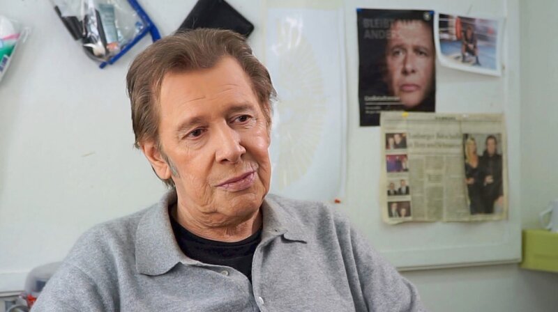 Mal ganz Privat: Jan Fedder beim Interview zur Doku „30 Jahre Großstadtrevier“ im Maskenraum (2017). – Bild: NDR/Ulfert Becker Mal ganz Privat: Jan Fedder beim Interview zur Doku „30 Jahre Großstadtrevier“ im Maskenraum (2017). – Bild: NDR/Ulfert Becker