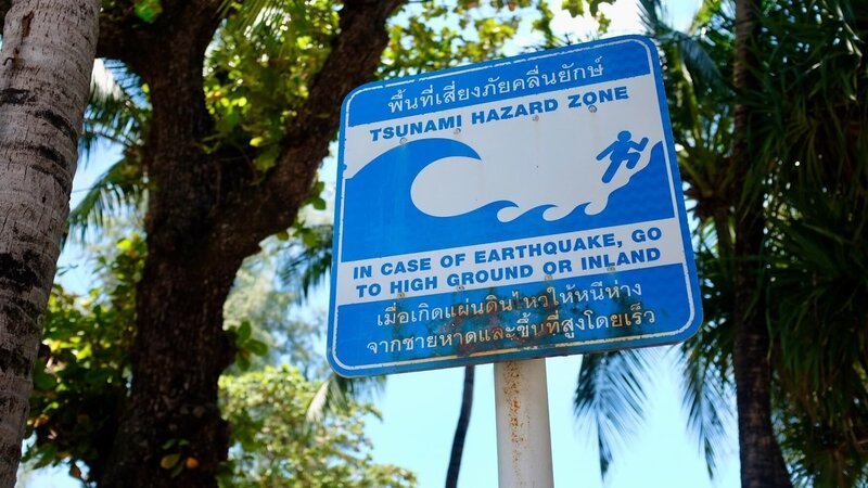 Tsunami-Warnschild am Patong Beach auf Phuket, Thailand. +++ Die Verwendung des sendungsbezogenen Materials ist nur mit dem Hinweis und Verlinkung auf RTL+ gestattet. +++ – Bild: Foto: RTL /​ Tsunami – Die Todeswelle