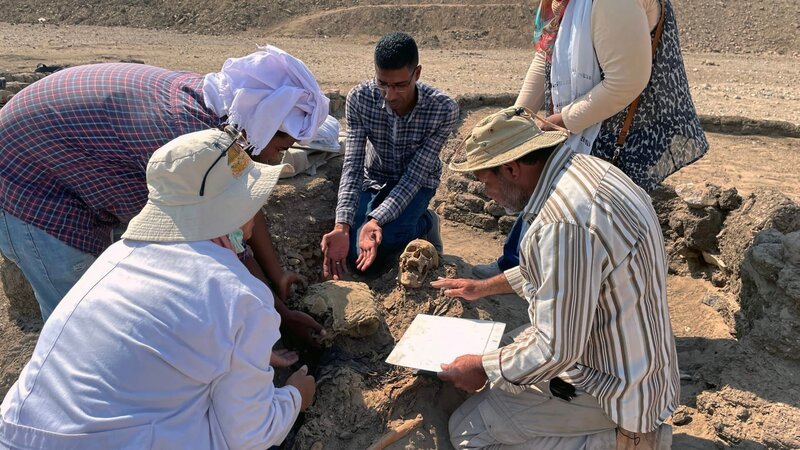 Dr. Afifi Rohim (r.) und das Team von Knochenspezialisten bei der Arbeit an einem in der Stadt gefundenen Skelett. – Bild: Science – US /​ Discover Images /​ Warner Bros. Discovery, Inc.