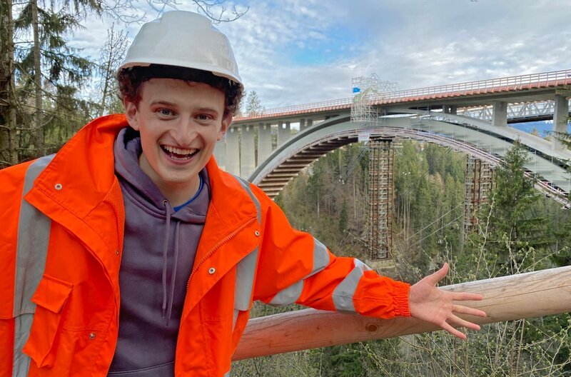 Checker Julian an der Baustelle der Echelsbacher Brücke bei Weilheim – eine der größten Brücken-Baustellen in Deutschland! – Bild: BR/​megaherz gmbh/​Nikola Krivokuca