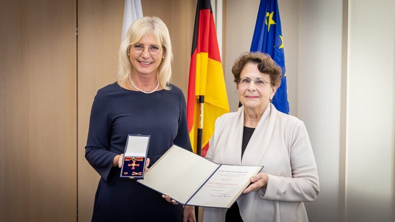 Finanzfachfrau Helma Sick im Bayern 2-Studio.; Helma Sick (rechts) bei der Verleihung des Bundesverdienstkreuzes. – Bild: BR/​Alexander Göttert/​Alexander Göttert