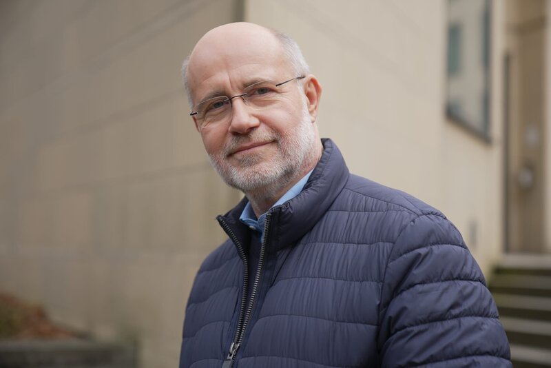 Was ist Intelligenz? Und wie hat sie sich in den letzten Jahren verändert? Harald Lesch geht diesen Fragen nach und zeigt, was unser Gehirn extrem beeinflusst. – Bild: Henning Sliwa /​ ZDF