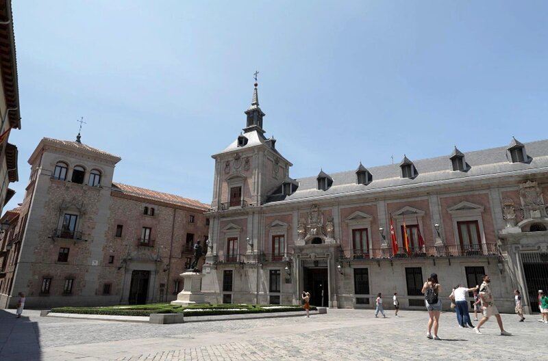 Auf der Plaza de la Villa im Stadtkern von Madrid steht einer der ältesten Türme der spanischen Hauptstadt: der Torre de los Lujanes. – Bild: Elephant Doc