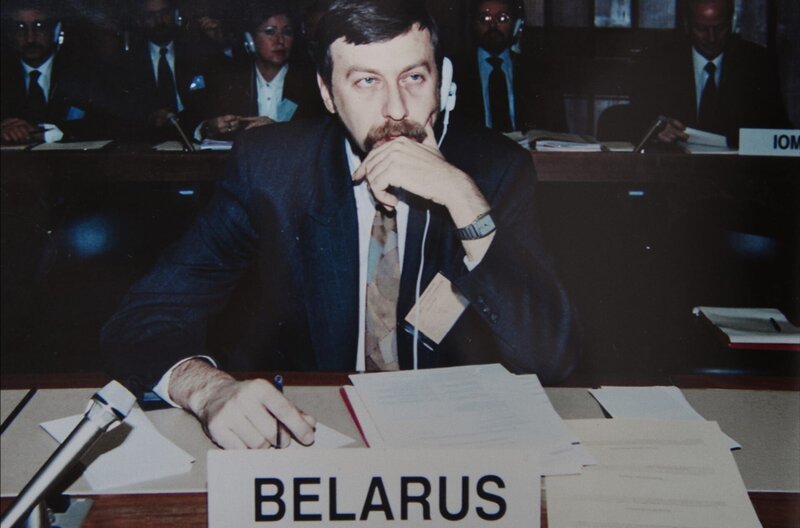 Diplomatie ist Andrei Sannikovs Leben. Als Spitzendiplomat rüstete er eines der gefährlichsten Atomwaffenarsenale ab, heute kämpft er um die Rückkehr einer verlorenen Demokratie. Sannikov hört nie auf Diplomat zu sein – auch nicht im Warschauer Exil. Er wägt seine Worte ab. Er weiß, dass Menschen in Belarus dafür gefoltert oder getötet werden könnten. Und er verliert nie „Diese Art von Hoffnung“. – In den 1990er Jahren arbeitete Andrei Sannikov als belarussischer Diplomat. – Bild: rbb/A Film Company/Daniel Samer Diplomatie ist Andrei Sannikovs Leben. Als Spitzendiplomat rüstete er eines der gefährlichsten Atomwaffenarsenale ab, heute kämpft er um die Rückkehr einer verlorenen Demokratie. Sannikov hört nie auf Diplomat zu sein – auch nicht im Warschauer Exil. Er wägt seine Worte ab. Er weiß, dass Menschen in Belarus dafür gefoltert oder getötet werden könnten. Und er verliert nie „Diese Art von Hoffnung“. – In den 1990er Jahren arbeitete Andrei Sannikov als belarussischer Diplomat. – Bild: rbb/A Film Company/Daniel Samer