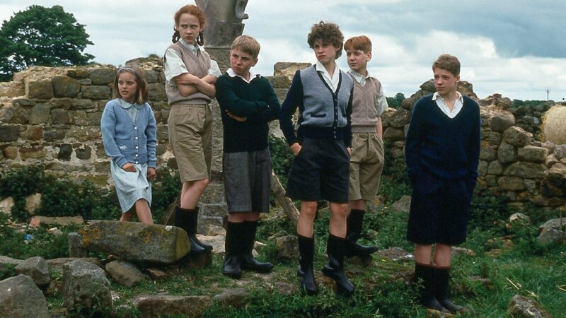 Die Kinder Anne (Laura Petela, l.), Harriet (Leanne Rowe, 2.v.l.), Dick (Paul Child, 3.v.l.), George (Jemima Rooper, 3.v.r.), Harry (Greg Bradley, 2.v.r.) und Julian (Marco Williamson, r.) sind auf dem Farmgelände auf Schatzsuche. – Bild: ZDF und Moira Conway