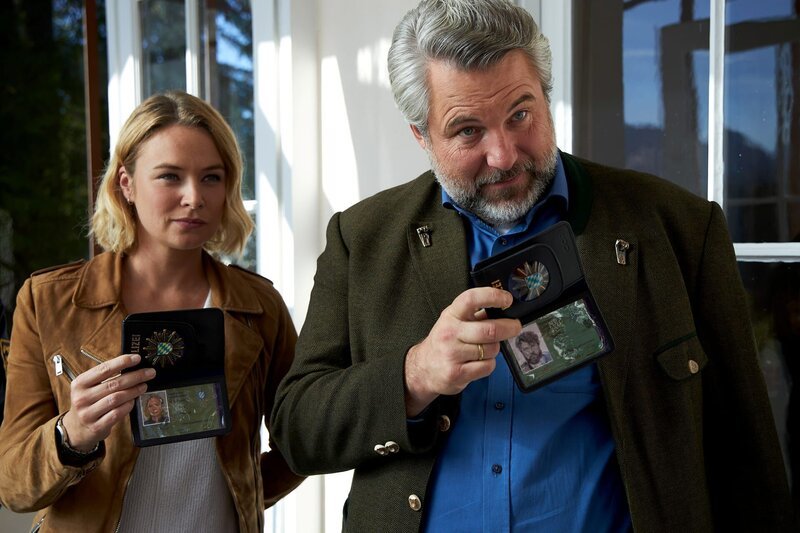 Kommissarin Eva Winter (Vanessa Eckart) und Kommissar Anton Stadler (Dieter Fischer) ermitteln im Umfeld des ermordeten Parfümeurs Herbert Graf. – Bild: Bojan Ritan /​ ZDF Enterprises GmbH /​ Die Verwendung ist nur bei redaktioneller Berichterstattung im Rahmen einer Programmankündigung ab 2 Monate vor der ersten Auss /​ © ZDF/​Bojan Ritan