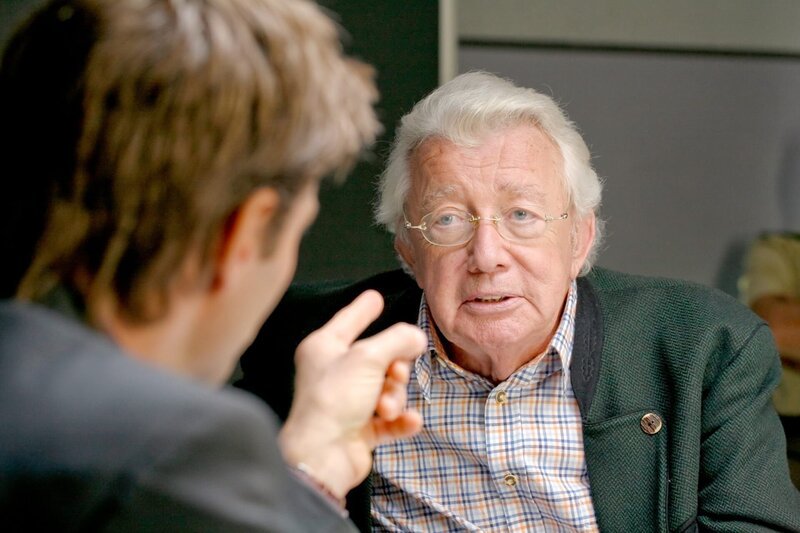 Harry Norden (Dieter Thomas Heck, r.) wird von Kommissar Sven Hansen (Igor Jeftic, l.) ins Kreuzverhör genommen. – Bild: ORF/​ZDF/​Christian A. Rieger