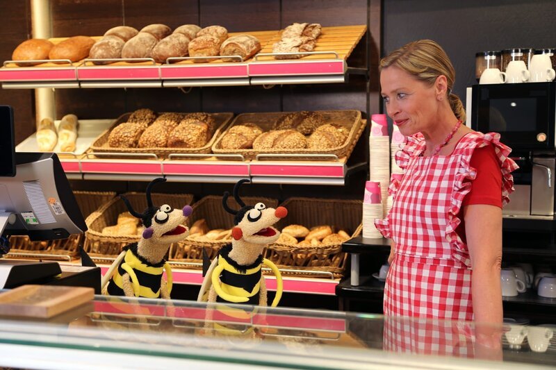 Jan & Henry als Wespen in der Bäckerei (mit Beate Bohr) – Bild: NDR/​bigSmile