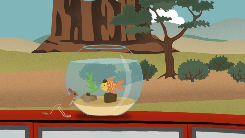 Ein kleiner Fisch reist in einem Aquarium, das auf einem Autodach steht, durch die Wüste. – Bild: rbb/​MDR/​NDR/​finally GmbH & Co.KG