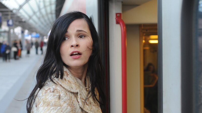 Die verfolgte Katharina (Anna Fischer) flüchtet sich in einen Zug. – Bild: ZDF und ARD Degeto/SWR/Hans-Joachim Pfeiffer Die verfolgte Katharina (Anna Fischer) flüchtet sich in einen Zug. – Bild: ZDF und ARD Degeto/SWR/Hans-Joachim Pfeiffer
