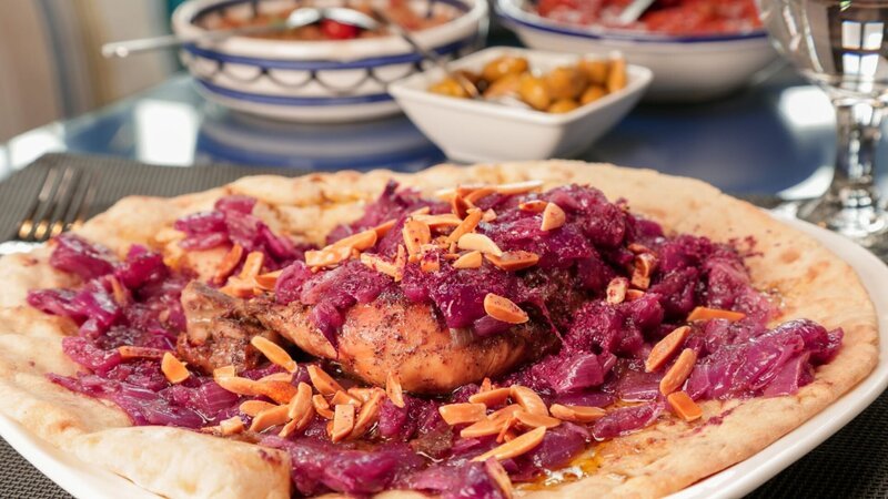 Ein Teller Musakhan, serviert in „Najla’s Kitchen“ in Amman. – Bild: ORF/​Warner/​The Travel Channel
