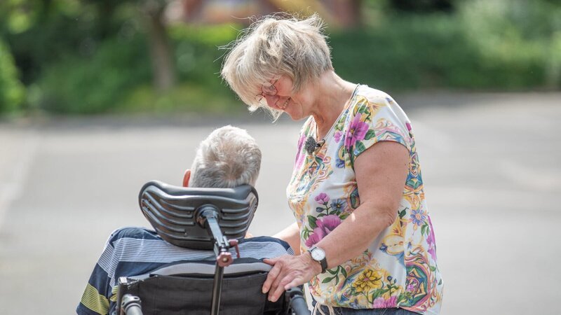 Hilde (60) zu Besuch bei ihrem Mann. Er sitzt seit seinem Unfall im Rollstuhl. – Bild: Honorarfrei – nur für diese Sendung inkl. SocialMedia bei Nennung ZDF und Florian Hellwig.