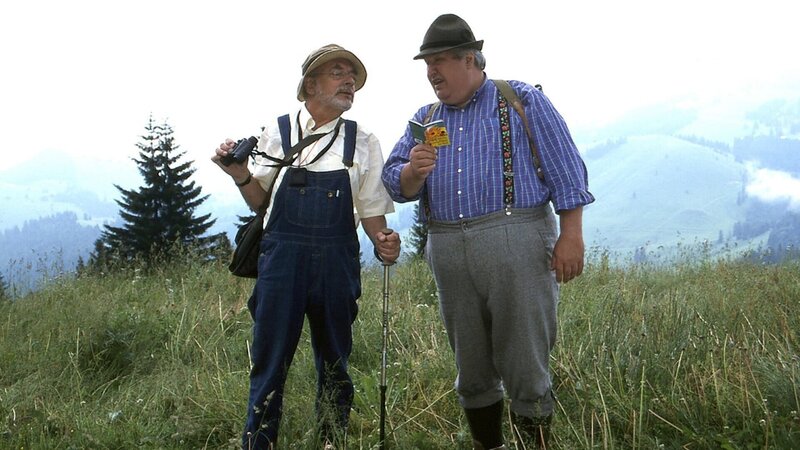 Peter (Peter Lustig, l.) hat seinen Nachbarn Paschulke (Helmut Krauss, r.) in die Berge gelockt, damit er etwas Bewegung bekommt. – Bild: ZDF und Christiane Pausch