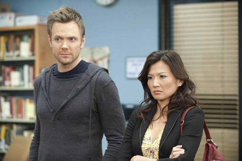 Enttäuscht darüber, abgewiesen zu werden,  zweifelt Jeff (Joel McHale, l.) zuerst an seiner Attraktivität, doch dann entdeckt er die wahren Gründe für Wu Meis (Michelle Krusiec, r.) Zuneigung für Pierce … – Bild: Sony Pictures Television Inc. All Rights Reserved. Lizenzbild frei