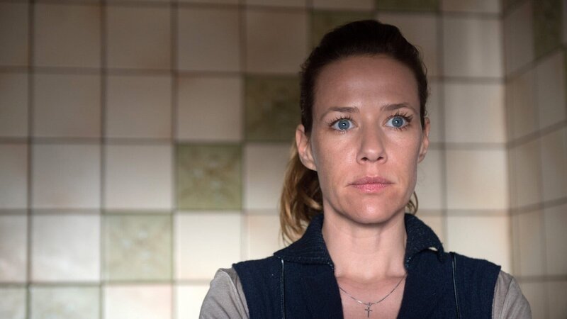 Jutta (Alexandra Neldel) war zu Schulzeiten in Hannes (Max von Pufendorf) verliebt. Dieser hat nun eine neue Freundin, die er heiraten möchte. Empfindet Jutta immer noch etwas für Hannes? Und warum verschweigt sie ihrem Vater, Kommissar Keller, dass Hannes und Fee eine Beziehung hatten? – Bild: Honorarfrei – nur für diese Sendung Jutta (Alexandra Neldel) war zu Schulzeiten in Hannes (Max von Pufendorf) verliebt. Dieser hat nun eine neue Freundin, die er heiraten möchte. Empfindet Jutta immer noch etwas für Hannes? Und warum verschweigt sie ihrem Vater, Kommissar Keller, dass Hannes und Fee eine Beziehung hatten? – Bild: Honorarfrei – nur für diese Sendung