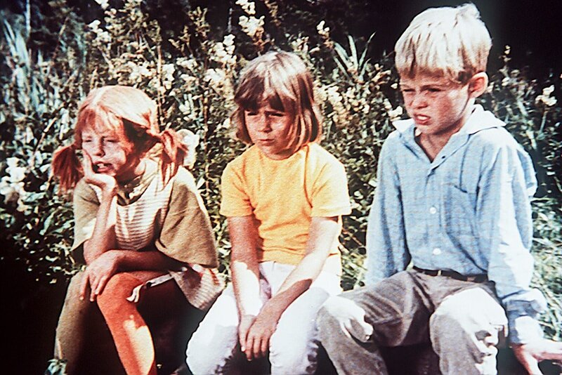 Pippi (Inger Nilsson, l.), Annika (Maria Persson, M.) und Tommy (Pär Sundberg, r.) überlegen sich den Text für die Flaschenpost, die ihnen nach dem Verschwinden des Kahns Hilfe bringen soll. – Bild: ORF/​Studio 100 International