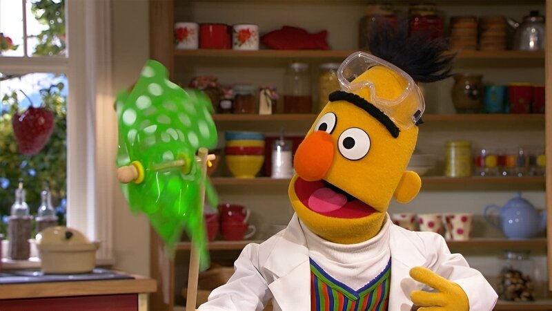 Bert erklärt Windkraft. – Bild: NDR/​Studio Hamburg Produktion/​Sesame workshop