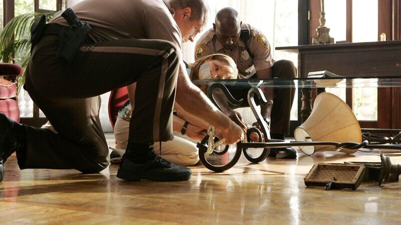 Eine weitere Besucherin des Wellness-Centers wurde zu Hause überfallen und muss befreit werden. – Bild: SUPER RTL