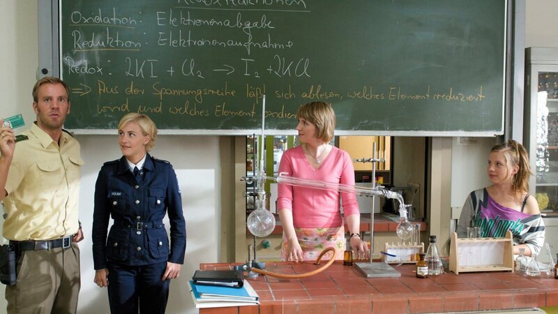 Gleich die erste Schule ist für die Ermittler Lars Pöhlmann (Dominic Boeer, l.) und Leena Virtanen (Li Hagman, 2.v.l.) ein Volltreffer: Schüler Marco Stieglitz ist hier als „Der schwarze Ritter“ bekannt, weil er immer einen langen schwarzen Mantel trägt. Seine Lehrerin Stefanie Singer (Winnie Böwe, 2.v.r.) traut ihm allerdings nichts Böses zu. Seine Mitschülerin Kirsten (Simone Burckhardt, r.) ist auch ganz überrascht vom Besuch der Polizei. – Bild: Marc Meyerbroeker