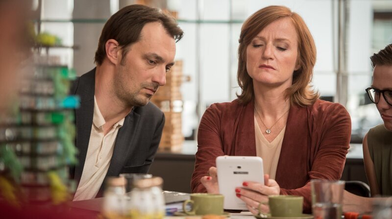 Architekt Alex Bellheim (Steven Scharf) bekommt von Bauherrin Lene Müller zu Waldstetten (Nina Petri) das Budget vorgerechnet. – Bild: ARD Degeto/Aspekt Telefilm/Gordon Timpen Architekt Alex Bellheim (Steven Scharf) bekommt von Bauherrin Lene Müller zu Waldstetten (Nina Petri) das Budget vorgerechnet. – Bild: ARD Degeto/Aspekt Telefilm/Gordon Timpen