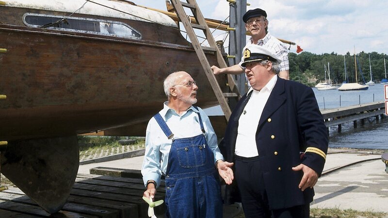 Irgendwie ist Herr Paschulke (Helmut Krauss, r.) doch stolz, nun der Besitzer eines Segelbootes zu sein. Es ist aber noch viel zu tun, bis es zu Wasser gelassen werden kann. (l. Peter Lustig) – Bild: ZDF und Christiane Pausch