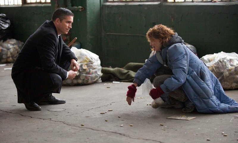 Reese (Jim Caviezel) bedankt sich bei der obdachlosen Joan (Deirdre O’Connell) für ihre Hilfe. – Bild: Warner Brothers