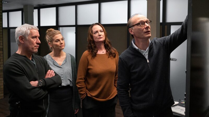 Matthias Hamm (Ralph Herforth, l.), Alwa Sörensen (Lisa Werlinder 2.v.l.), Jana Winter (Natalia Wörner, 2.v.r.) und Arne Brauner (Martin Brambach, r.) ermitteln in einem Todesfall. – Bild: Georges Pauly