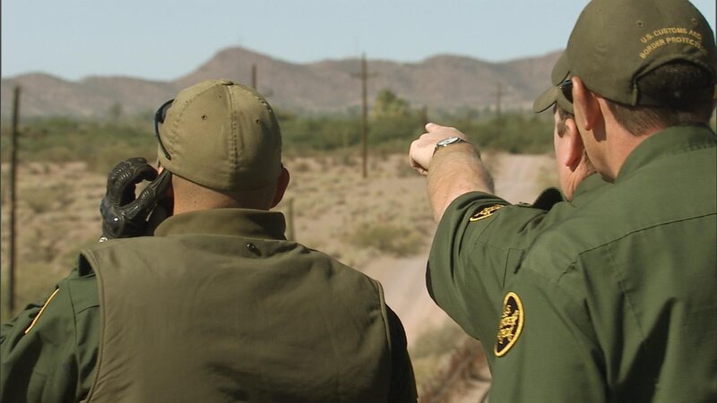 Nogales, AZ: Three Customs and Border Protection agents in the desert. In the harsh terrain of the Arizona desert, smugglers try to cross undetected from Mexico to the US and back. (Photo Credit: © NGT) – Bild: 2015 National Geographic Partners, LLC. All rights reserved. Lizenzbild frei