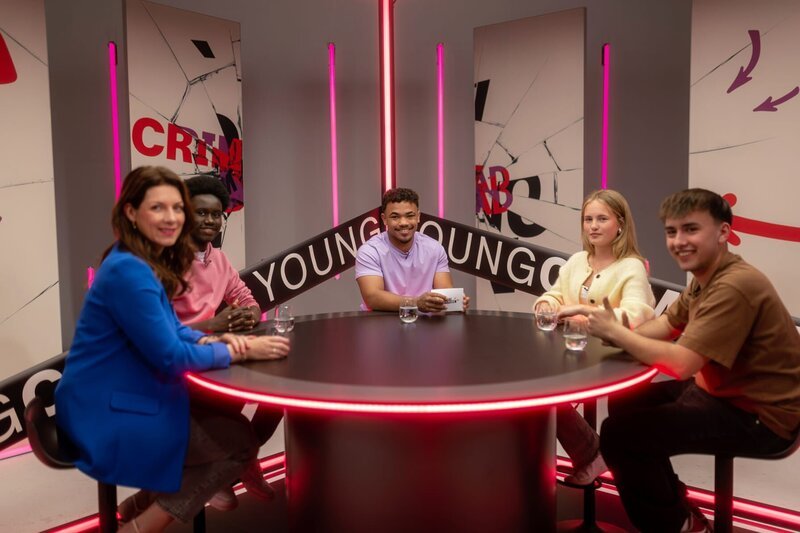 Fahren ohne Fahrerlaubnis ist eines der häufigsten Jugenddelikte, sagt Jugendrichterin Wenke Stolter (links). Im „Young Crime“ Studio diskutieren darüber Seedy (2. von links), Lena (2. von rechts) und Moritz (rechts) mit Moderator Chinedu Melcher (Mitte). – Bild: ZDF/​@thommy