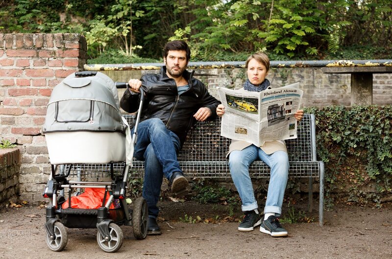 Vicky Adam und Manuel Beck halten Ausschau nach dem Kurier. – Bild: ARD/​Kai Schulz