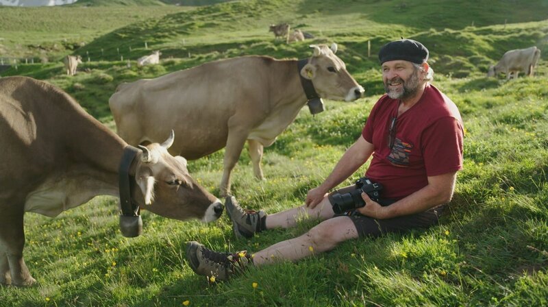 Käser Martin Bienerth auf der Alp Curtginatsch. – Bild: 3sat