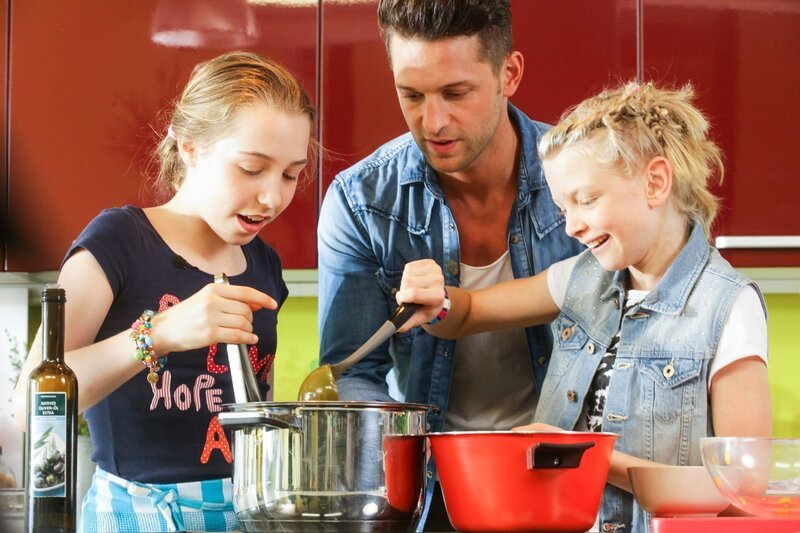 Theresa, Anna und Alexander Kumptner beim Kochen. – Bild: ORF/​Günther Pichlkostner