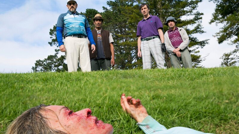 Die Golfer (v. l. n. r.) Roger (Ian Hughes), Walter (Calvin Tuteao), Neil (Phil Peleton) und Doug Randall (Peter Tait) finden die Leiche ihrer Vorstandskollegin Alison Stone (Roz Turnbull). – Bild: ZDF und ARD Degeto/​All3Media international
