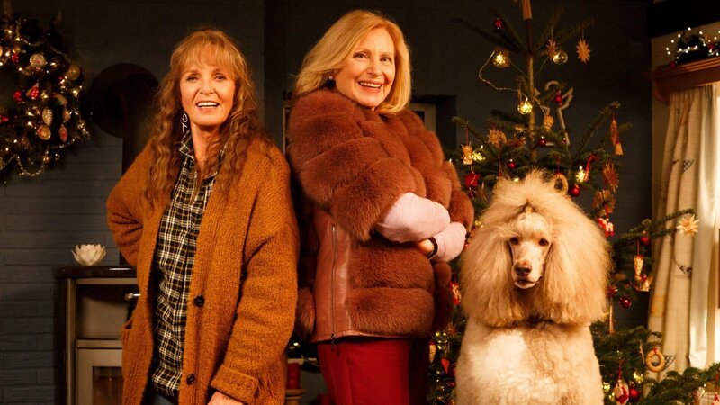 Ende gut, alles gut? Oder ist doch alles nur Schein und es brodelt unter der Oberfläche der Schwesternbeziehung von Marie Decker (Ulrike Kriener, l.) und Mona Berthold (Maren Kroymann, r.)? Hund Lucky denkt sich seinen Teil. – Bild: ZDF und Kai Schulz Fotodesign