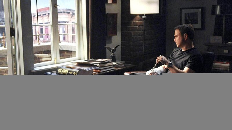 Durch einen Unfall muss Mac Taylor (Gary Sinise) verletzt zu Hause bleiben. Anstatt sich zu langweilen, beobachtet er seinen verdächtigen Nachbarn. – Bild: MG RTL D /​ CBS