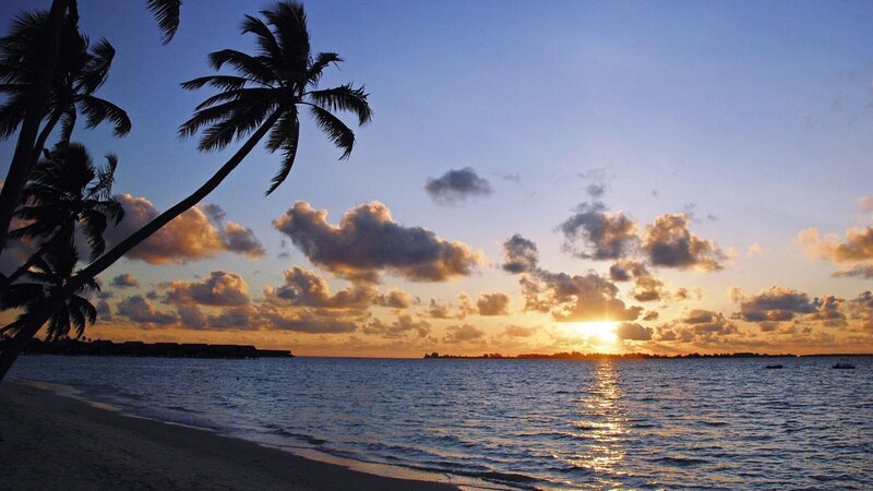 Sonnenuntergang auf den Malediven. – Bild: SRF