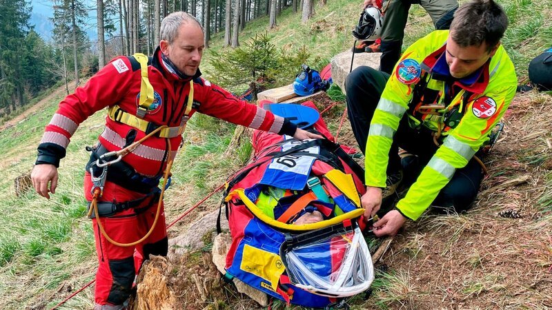 Luftrettungsübung mit Bergesack. – Bild: ZDF und SWR