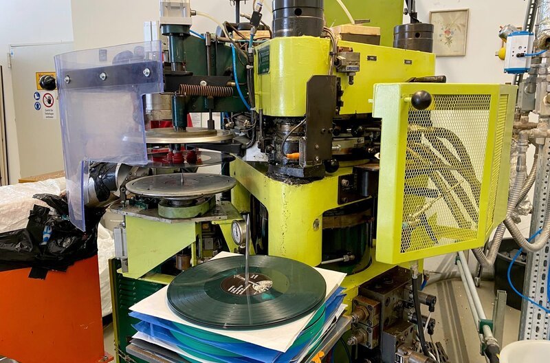 Eine der beiden Pressmaschinen für Schallplatten der Firma Duophonic. – Bild: SWR/​Eikon Media/​Christopher Paul