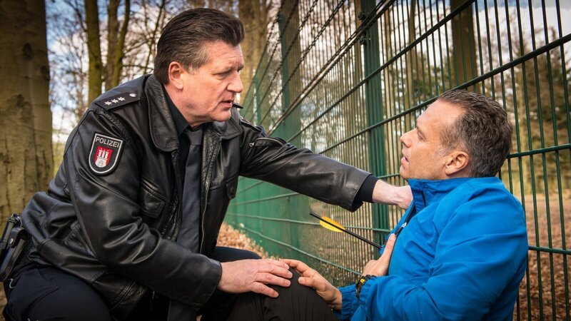 Hans kümmert sich um einen Jogger, der mit einer Armbrust angeschossen und schwer verletzt wurde. – Bild: Boris Laewen