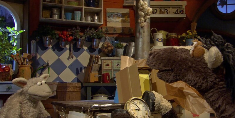 Wolle und Pferd haben eine tolle Uhr geschenkt bekommen. – Bild: NDR/​Sesame Workshop