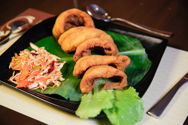 Bombay Duck, ein beliebter lokaler Fisch, wird paniert und frittiert, und ist eine köstliche Vorspeise im Restaurant „Mahesh Lunch Home“ in der Nähe von Juhu Beach in Mumbai. – Bild: ORF/​Warner/​The Travel Channel