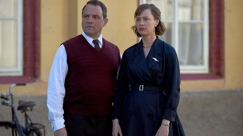 Gerd Schmidt (Jürgen Maurer, l.) und Else Schmidt (Katharina Marie Schubert, r.) schauen ihrer Tochter Toni nach. – Bild: Honorarfrei – nur für diese Sendung bei Nennung ZDF und ARD/​Odeon Fiction/​Zuzana Panská