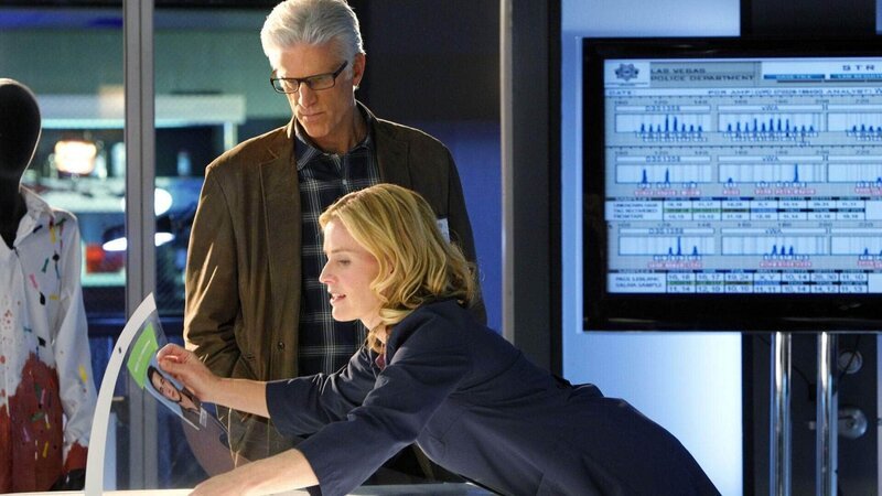 D.B. Russell (Ted Danson) erhofft sich von der Blutspuranalystin Julie Finlay (Elisabeth Shue) aufschlussreiche Hinweise zu dem möglichen Tathergang. – Bild: MG RTL D