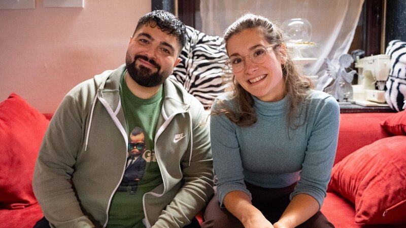 Humor ist Serdar Karibiks Waffe gegen Diskriminierung – er erzählt Lisa Budzinski, wie er Comedian geworden ist und warum er fest davon überzeugt ist, dass Humor heilsam ist. – Bild: ZDF und Dave Powell